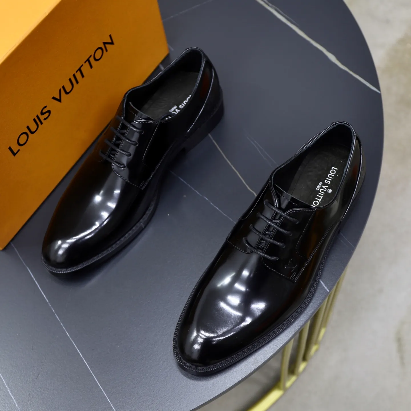 Men's shoes: 280🙅‍♂️🙅‍♂️🙅‍♂️Niuli Brand: LV Louis Vuitton Size: 39-44 (38, 45, 46 can be customized) Level: Counter classic Material: Original soft cowhide upper Comfortable cowhide lining Original lightweight outsole Style category: Formal business casual driving leather shoes Color: Color of the actual picture